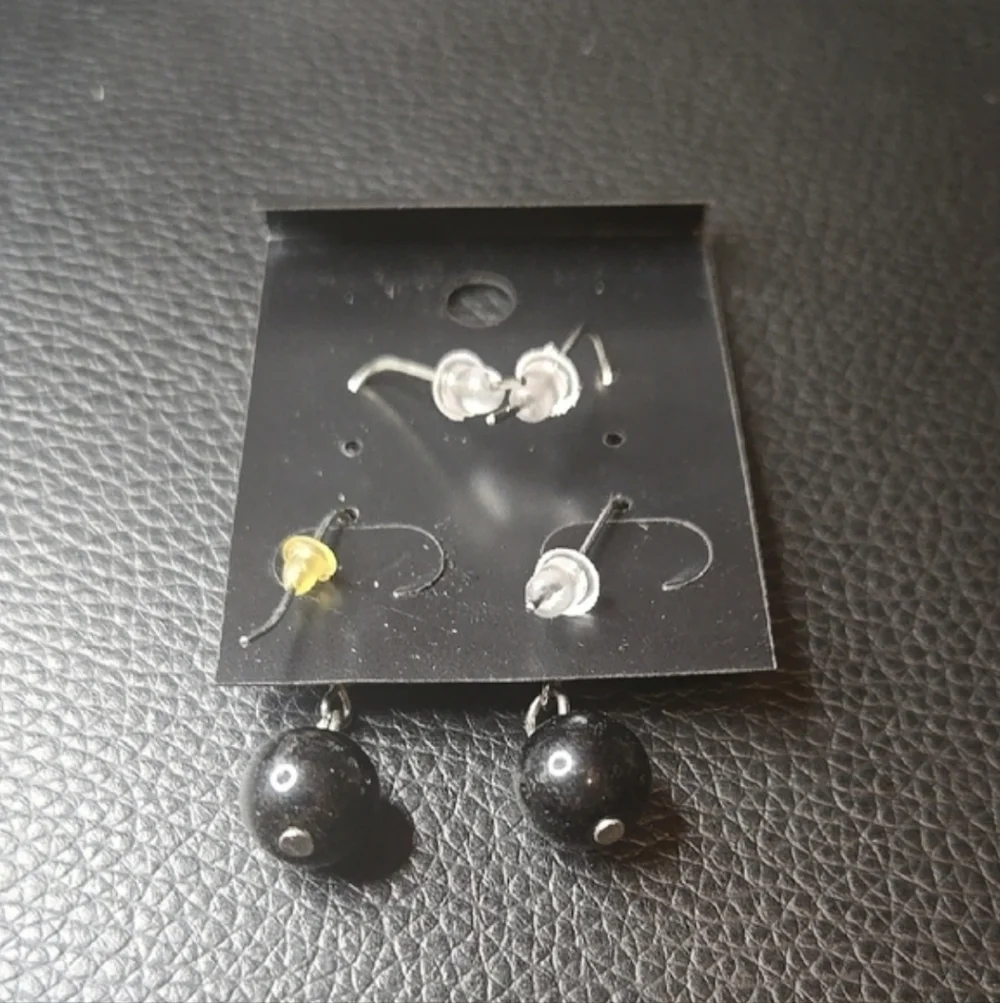 Chic Yin Yang Dangle Earrings in Black and White